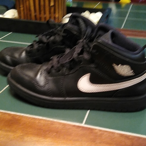 Shoes - Picture 3 of 4